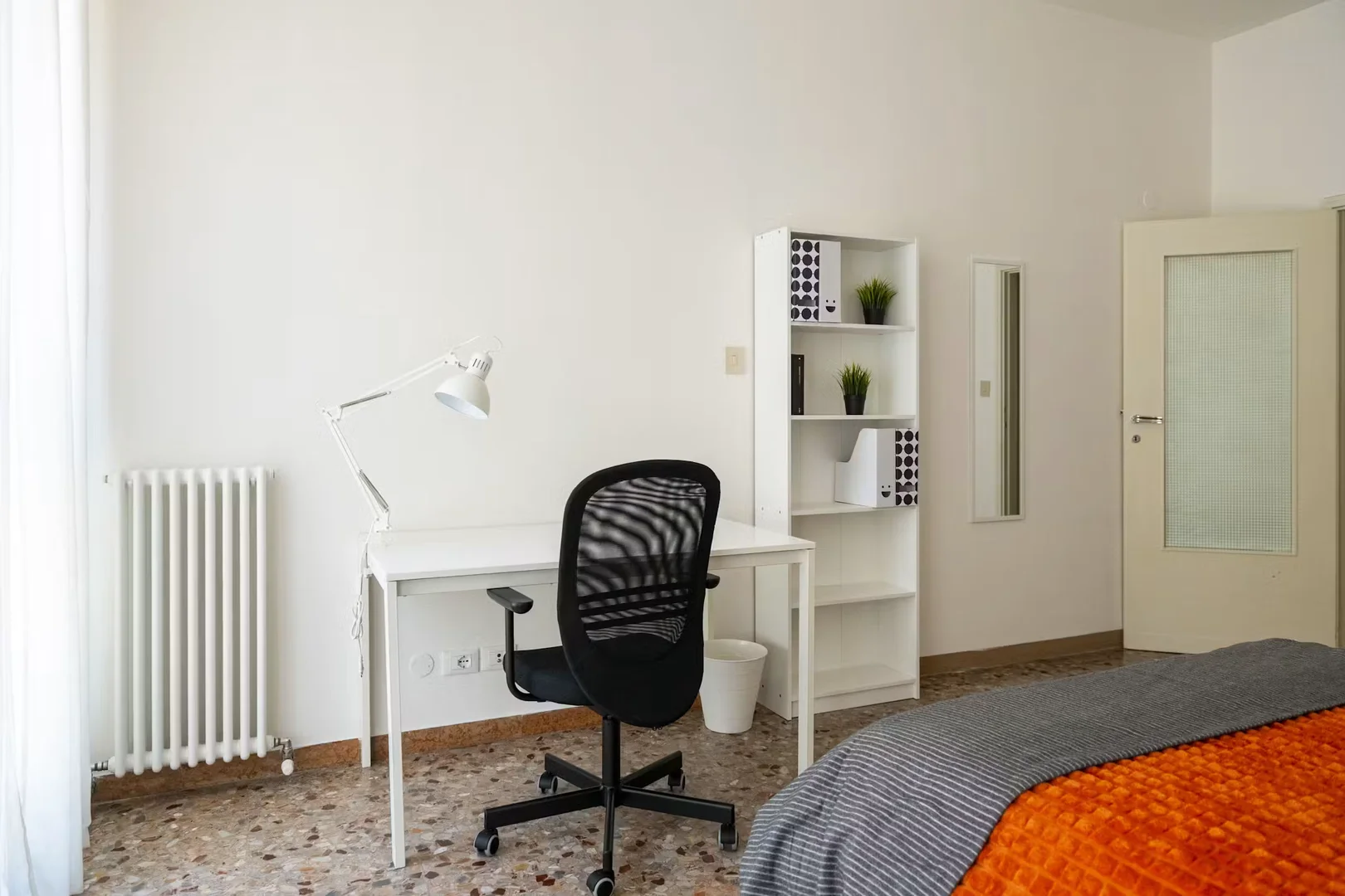 Camera per studenti in  con area studio e servizi in comune