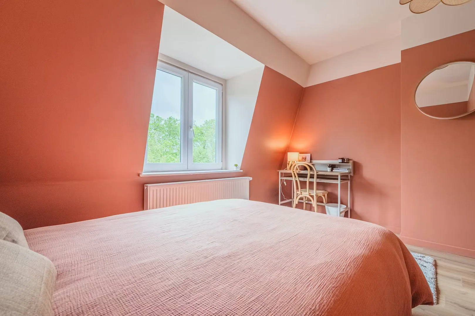 Habitación estudiantil funcional perfecta para estudiar en 