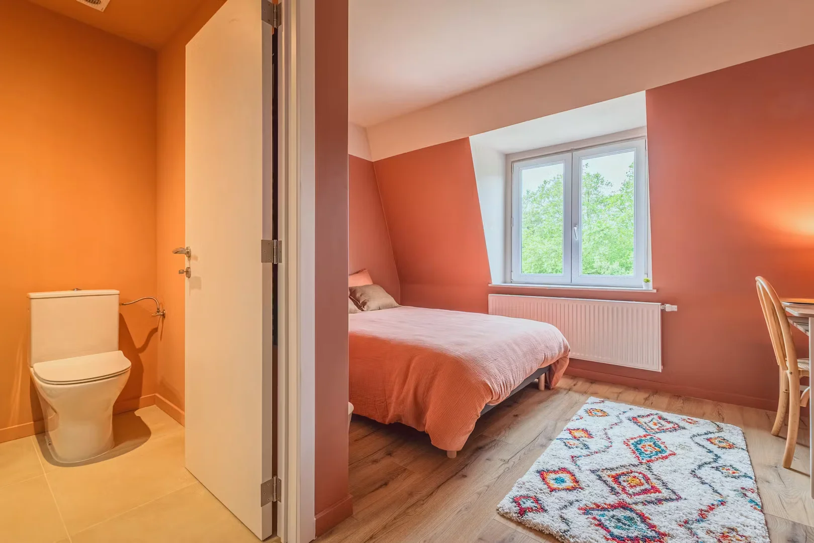 Habitación estudiantil luminosa y aireada con fácil acceso a la universidad en 