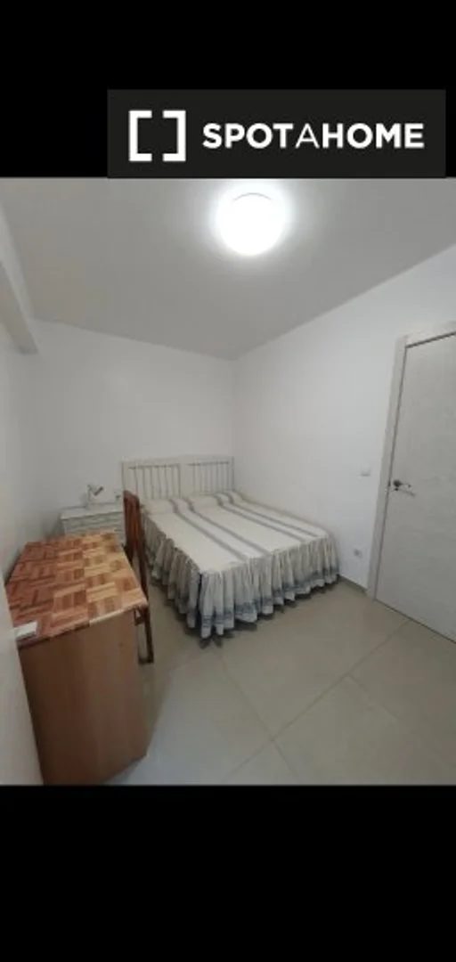 Functional student room perfect for studying in 