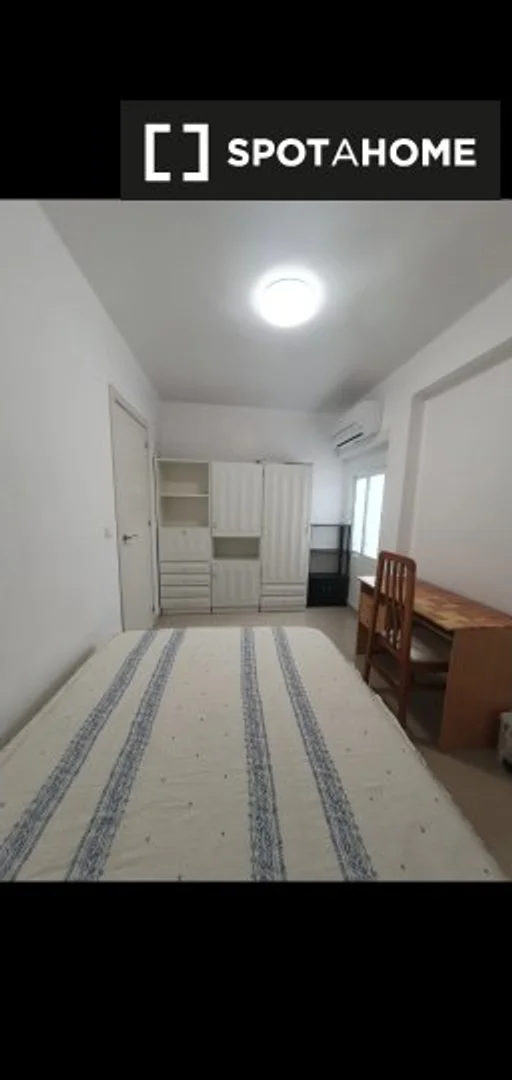 Comfortable and spacious student room in 
