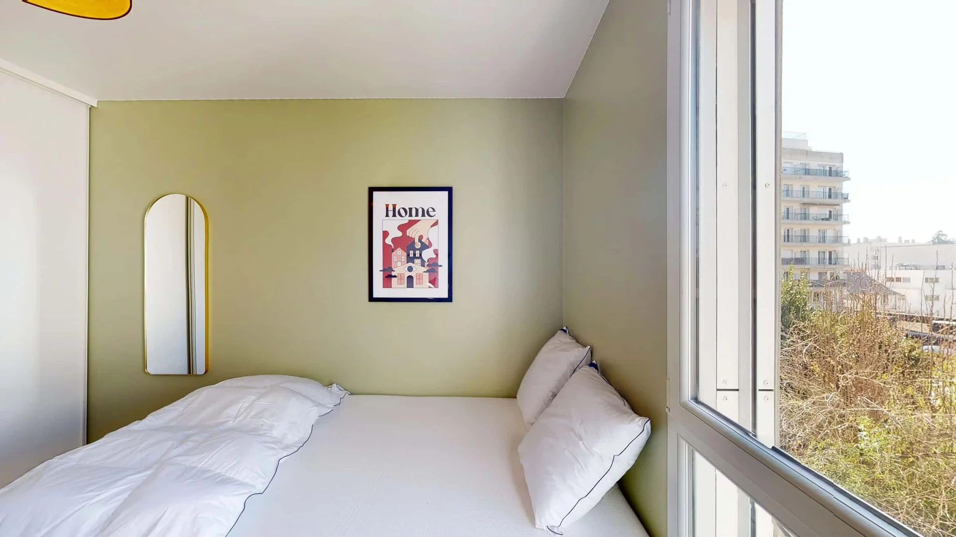 Quarto acessível para estudantes com iluminação ampla em 