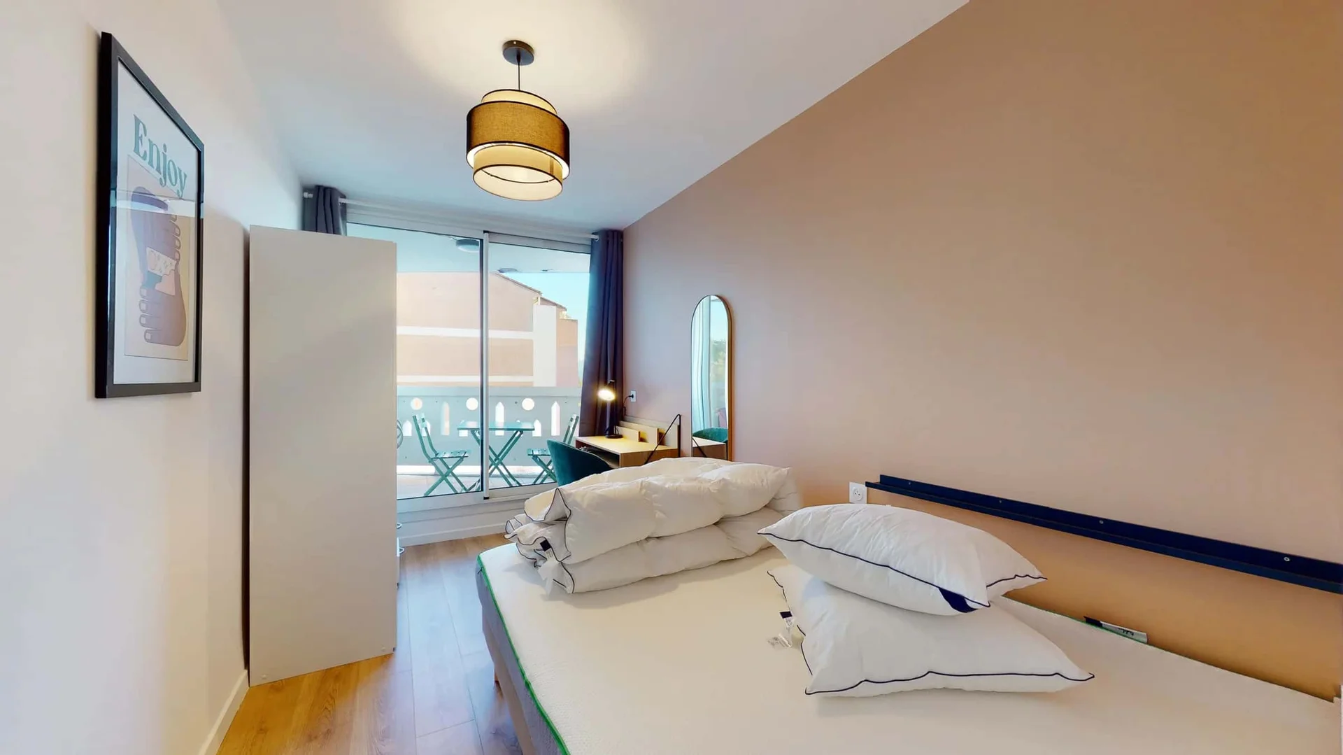 Chambre d'étudiant à  avec espace d'étude et installations communes