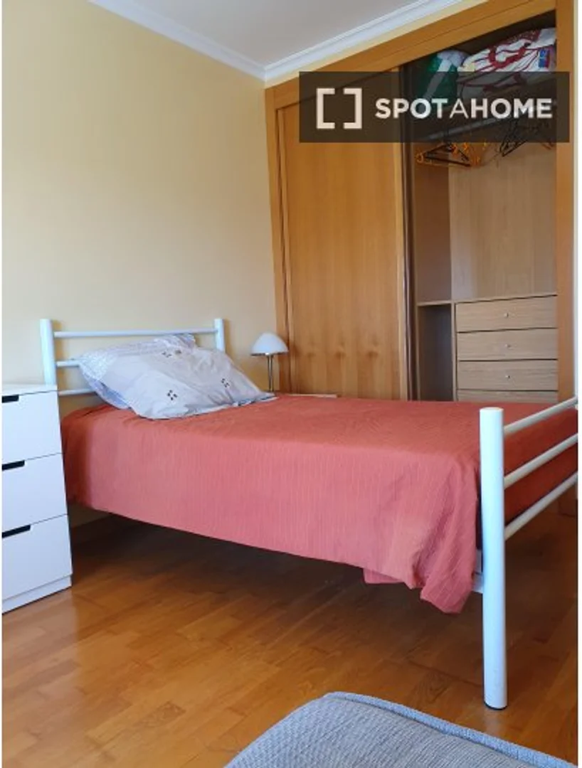 Zimmer in Studentenwohnung in  zu vermieten, voll möbliert