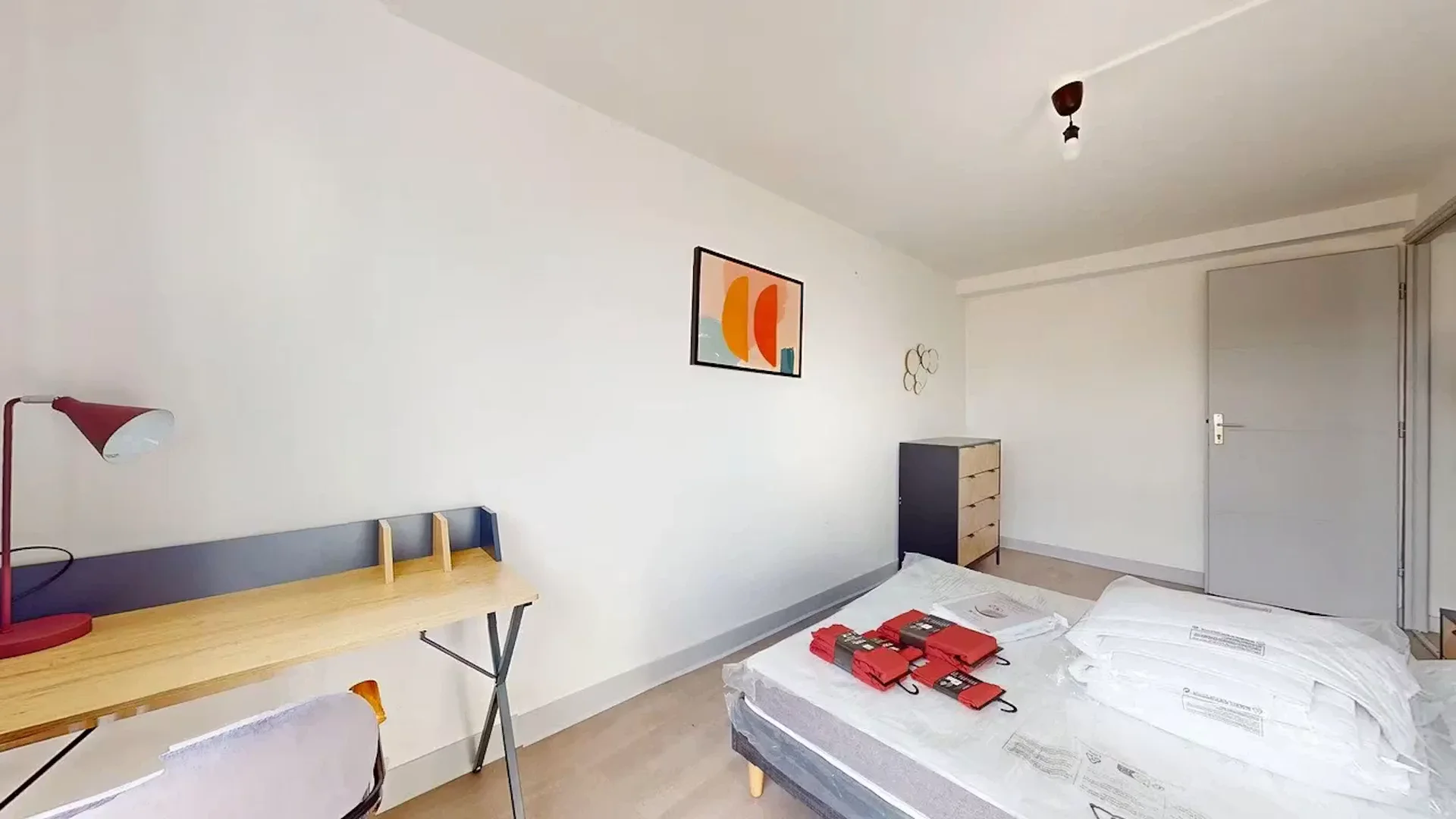 Chambre confortable pour étudiants disponible dans