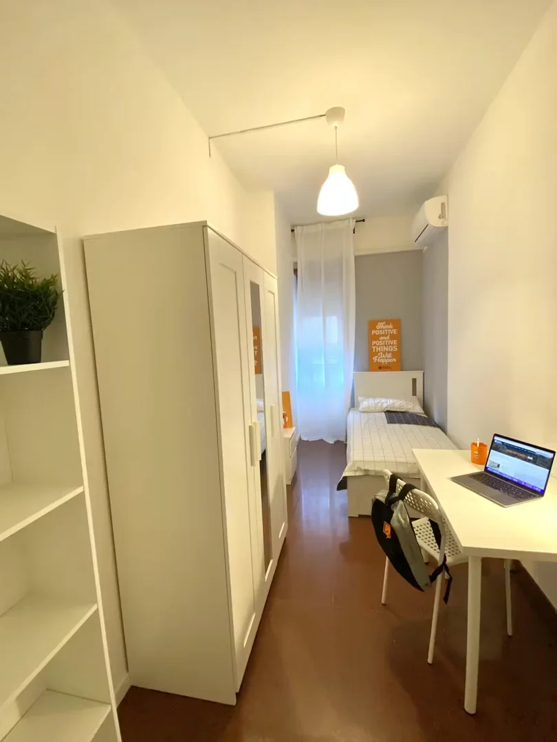 Quarto de estudante confortável e espaçoso em 