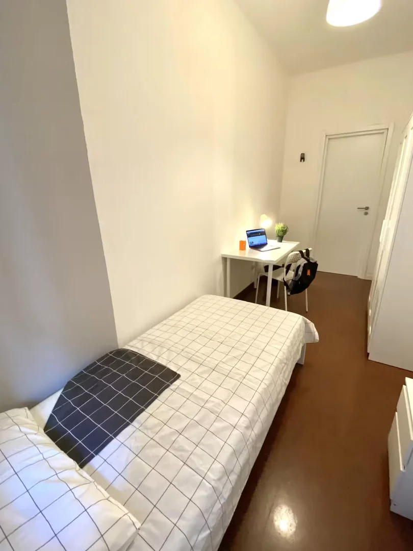 Quarto de estudante económico perto do campus em 