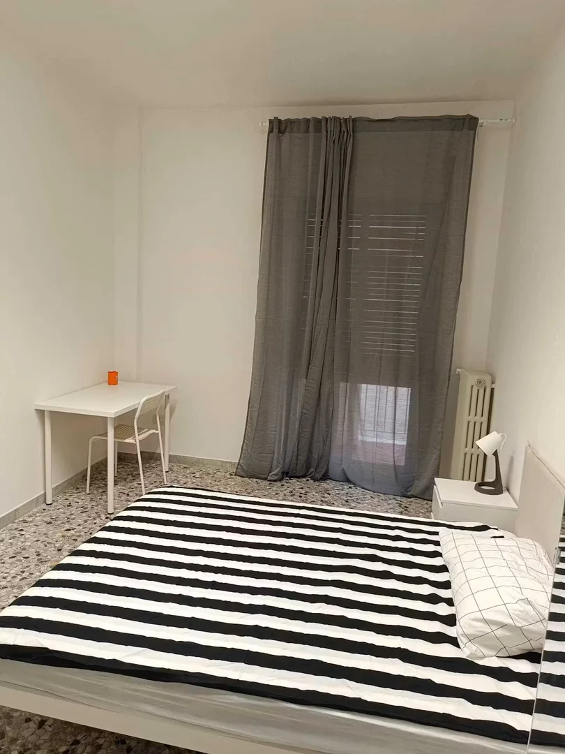 Quarto para alugar em apartamento de estudantes em , totalmente mobilado