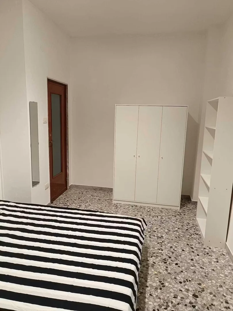 Quarto acessível para estudantes com iluminação ampla em 