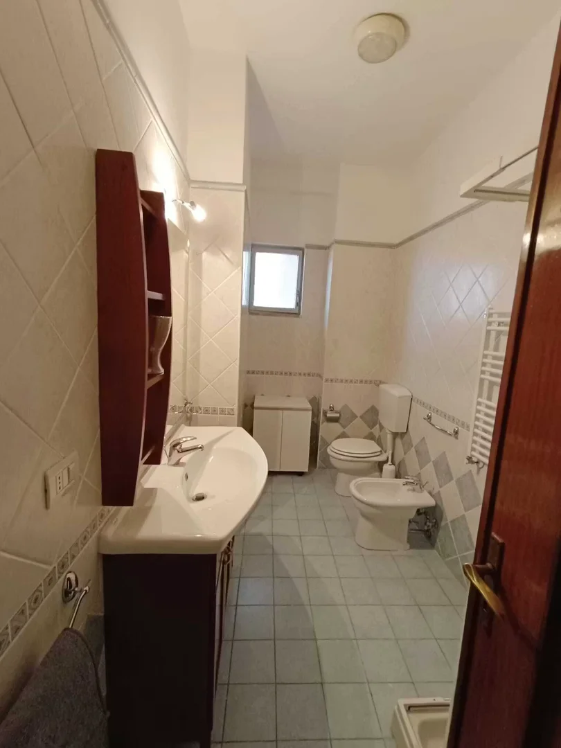 Quarto de estudante em  com área de estudo e instalações partilhadas
