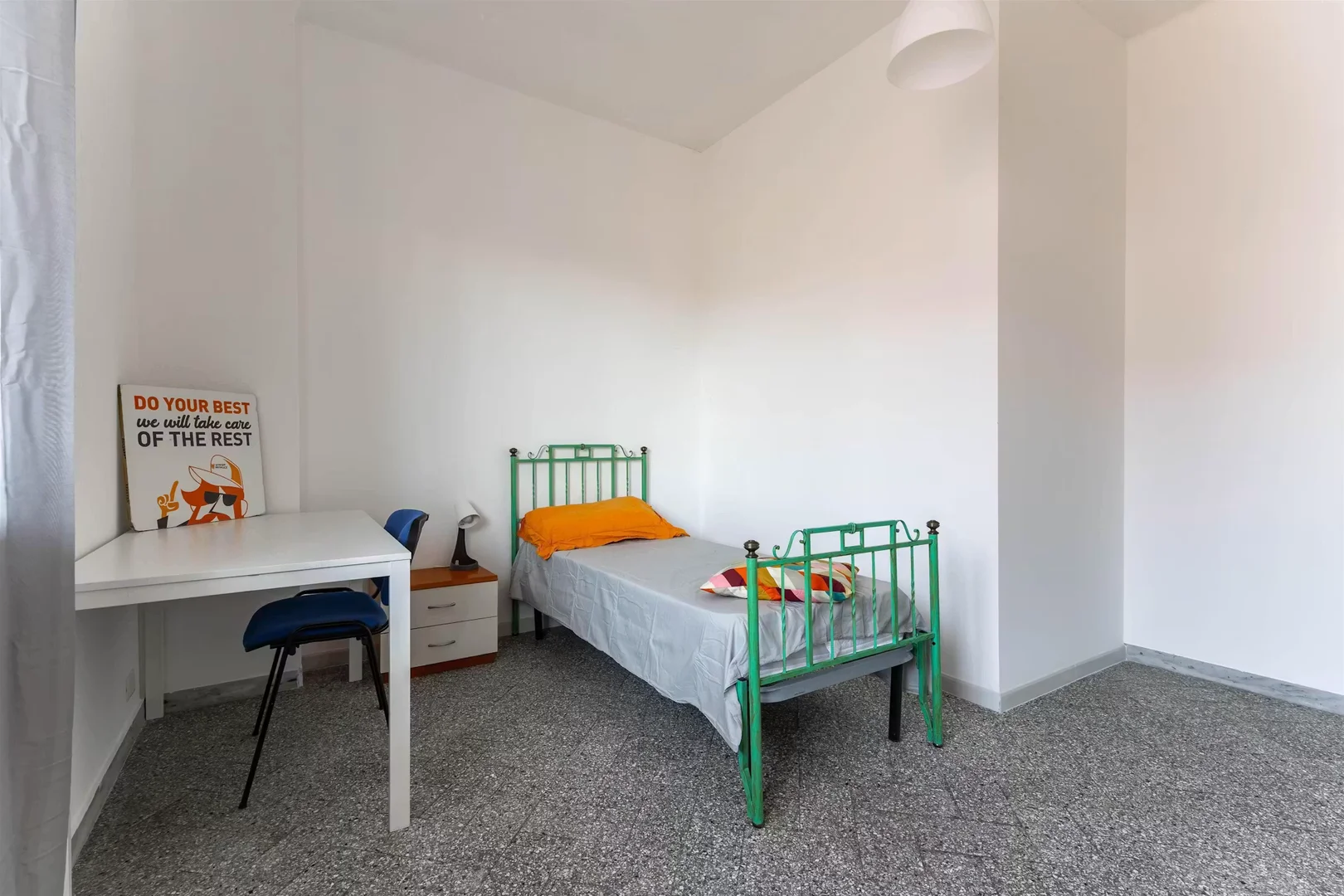Funktionelles Studentenzimmer perfekt zum Studieren in 