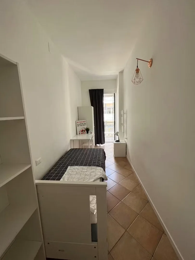 Habitación estudiantil económica cerca del campus en 