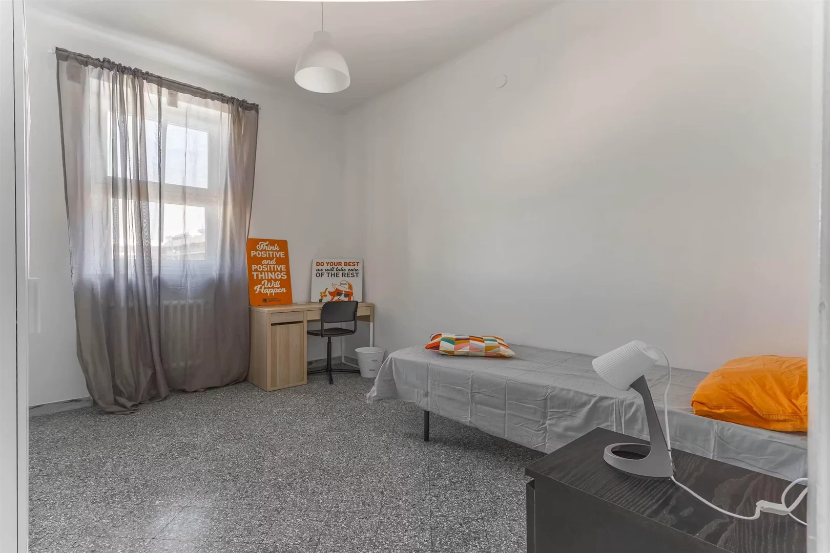 Habitación estudiantil funcional perfecta para estudiar en 