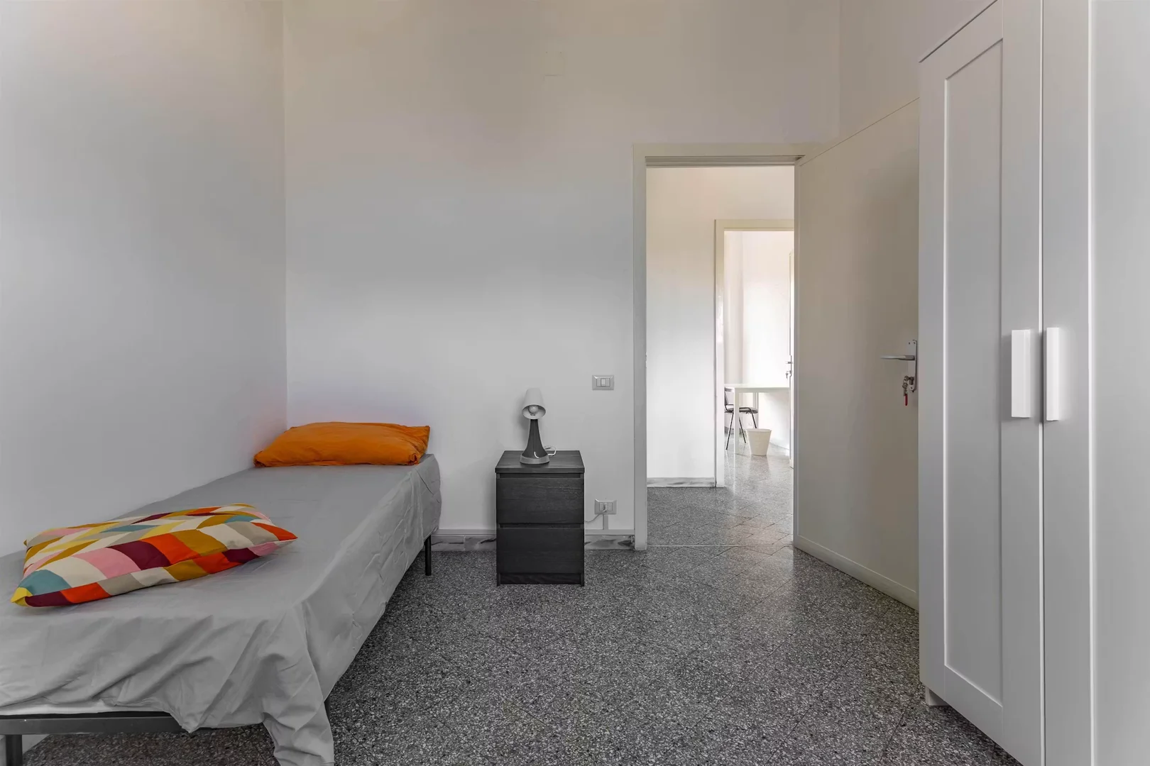 Habitación en apartamento estudiantil en alquiler en , completamente amueblado