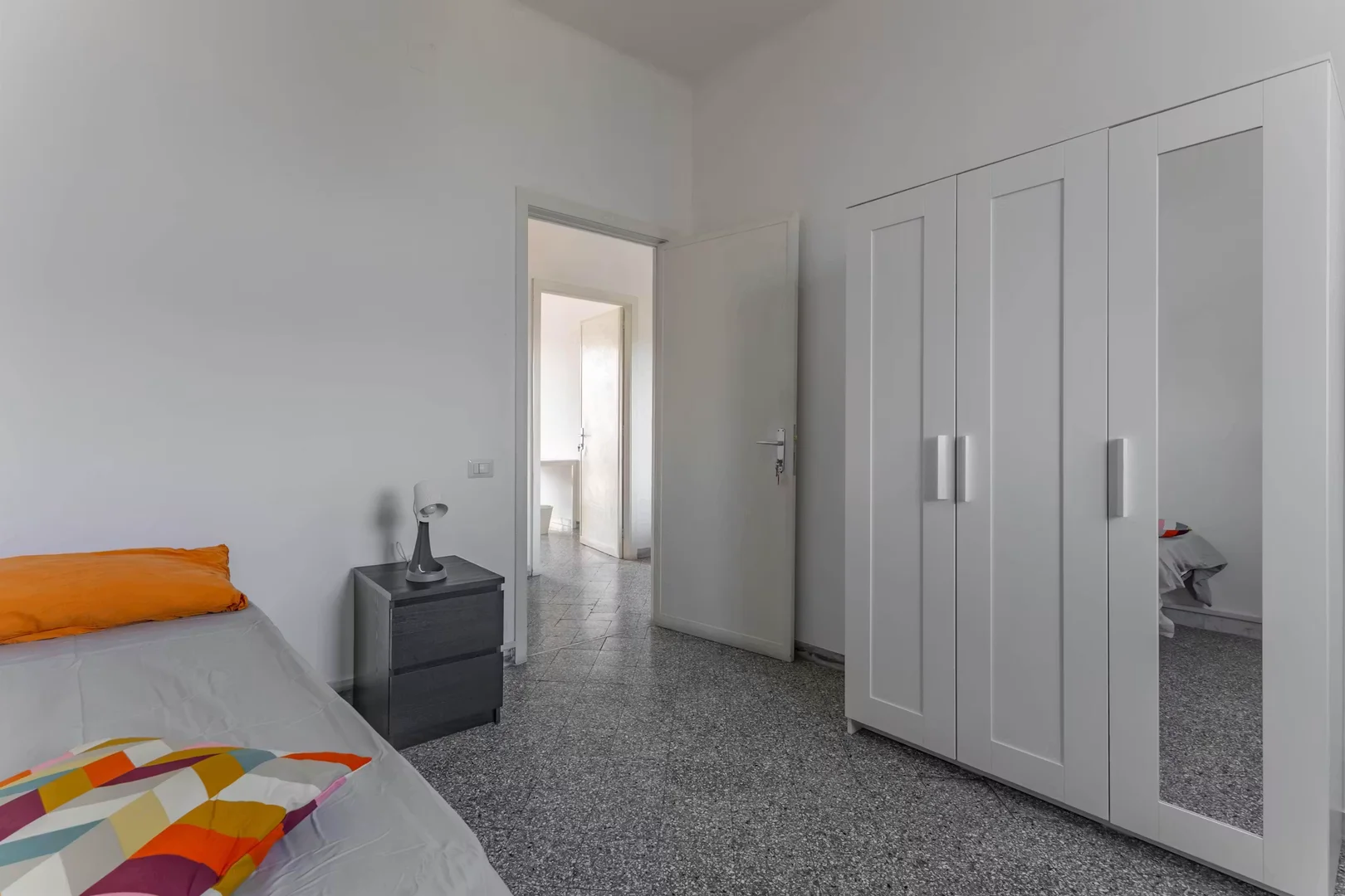 Habitación estudiantil luminosa y aireada con fácil acceso a la universidad en 