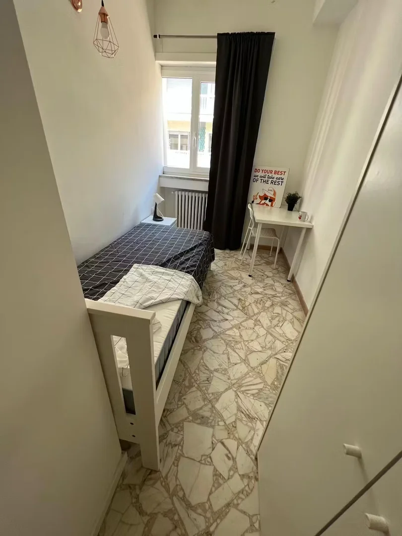 Öğrenciler için rahat oda  bölgesinde mevcut