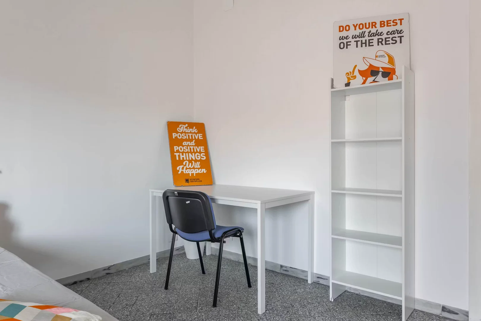 'da çalışma alanı ve ortak tesisler bulunan öğrenci odası