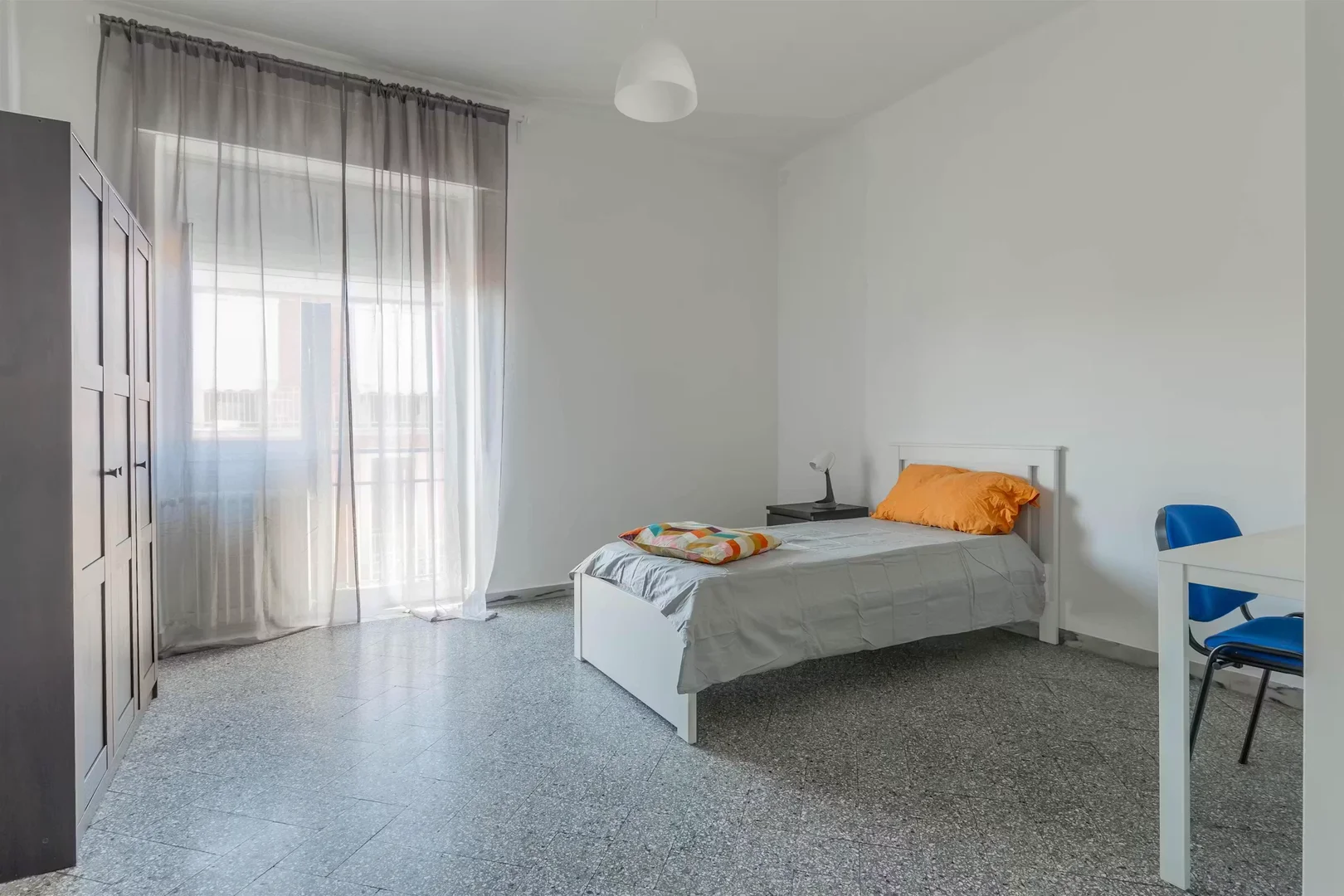 'de modern olanaklara sahip öğrenci dostu oda