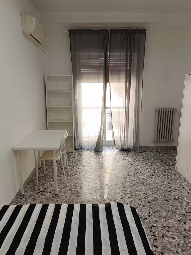 Quarto de estudante em  com área de estudo e instalações partilhadas