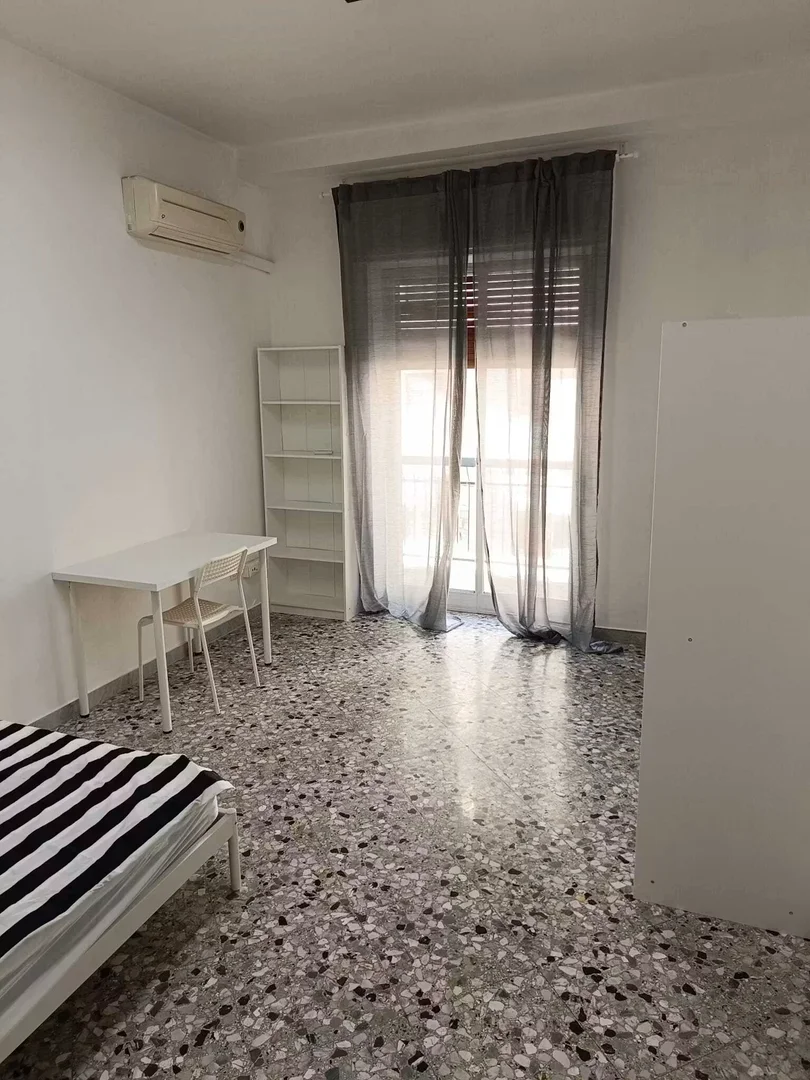 Quarto de estudante luminoso e arejado com acesso fácil à universidade em 
