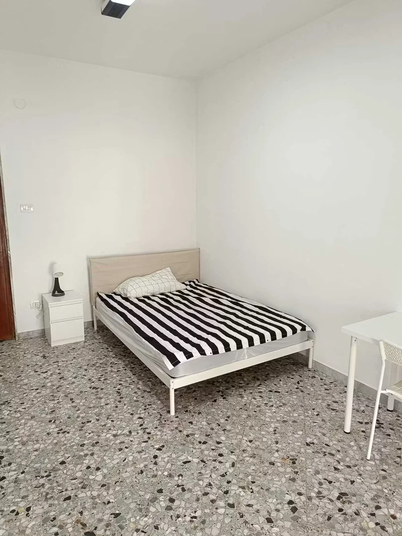 Quarto para alugar em apartamento de estudantes em , totalmente mobilado