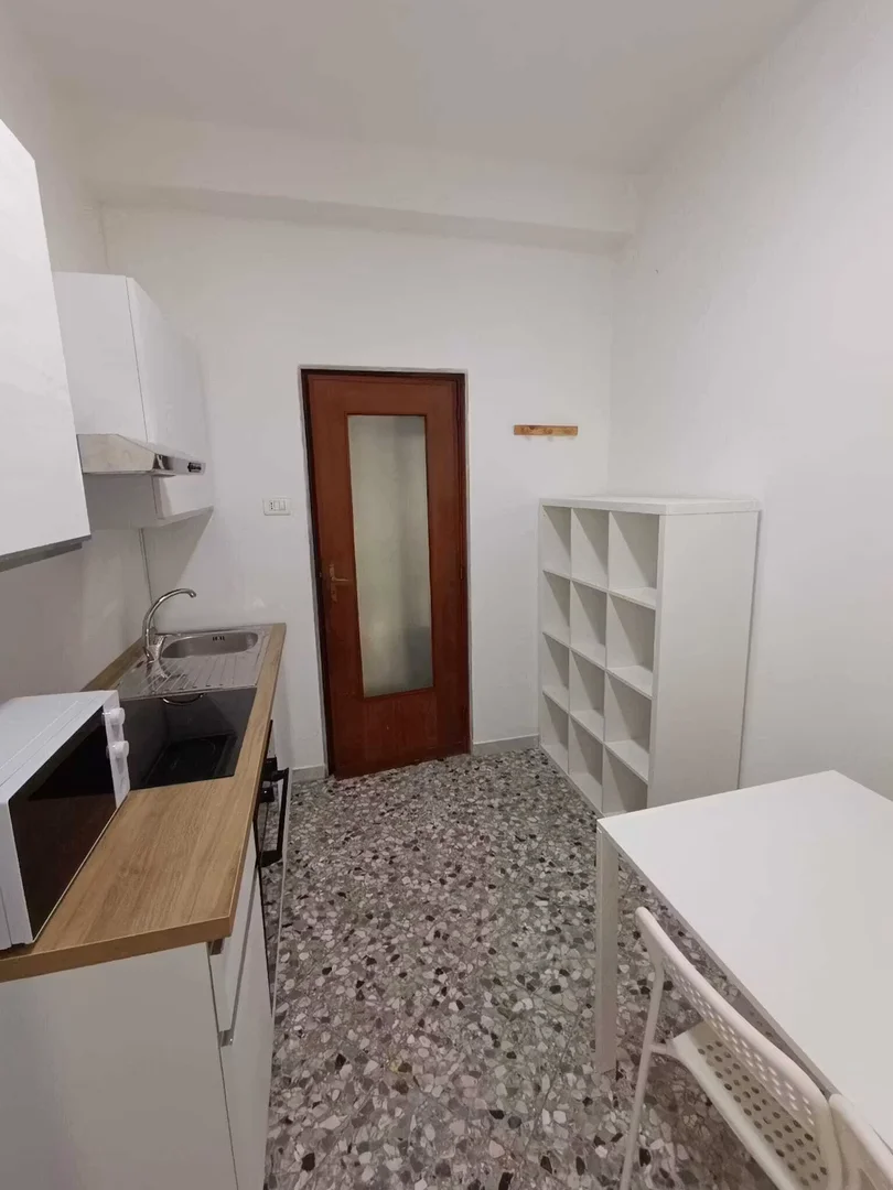 Quarto de estudante em  com área de estudo e instalações partilhadas