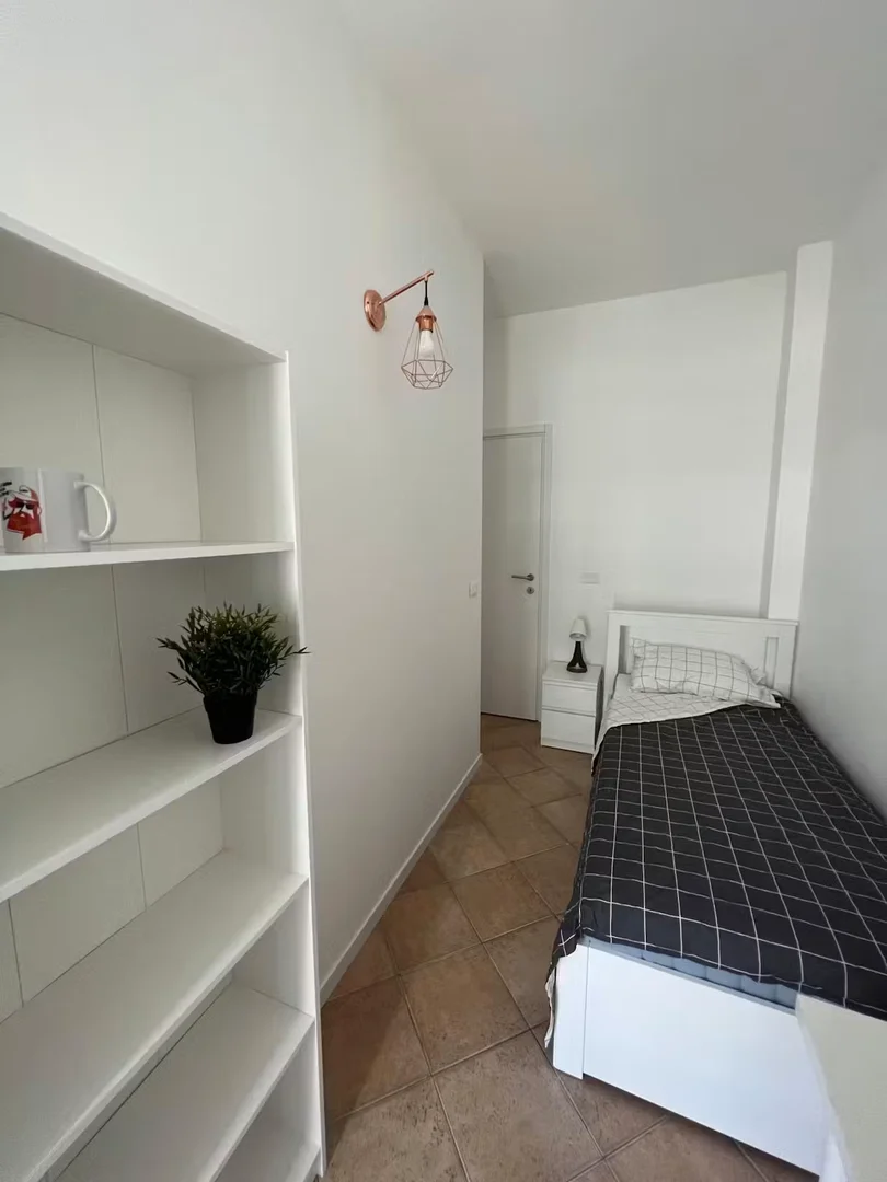 Quarto acessível para estudantes com iluminação ampla em 