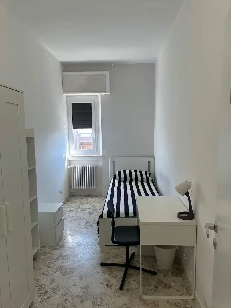Quarto de estudante económico com localização conveniente em 