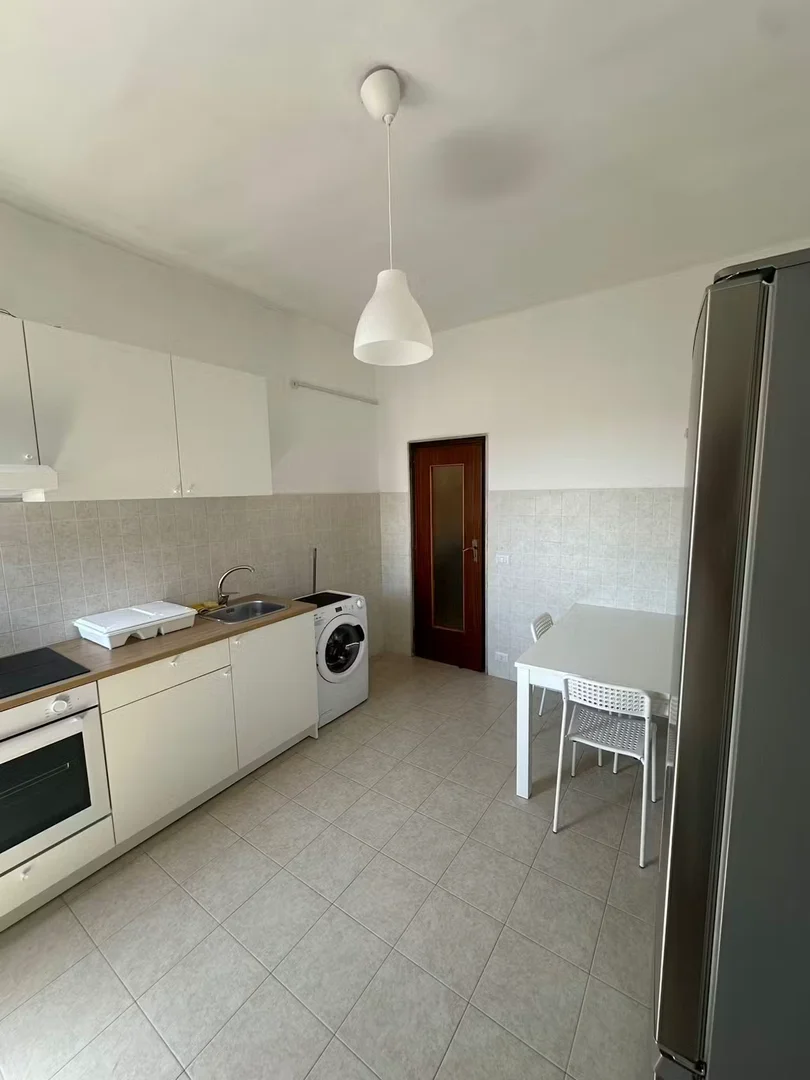 Quarto de estudante confortável e espaçoso em 