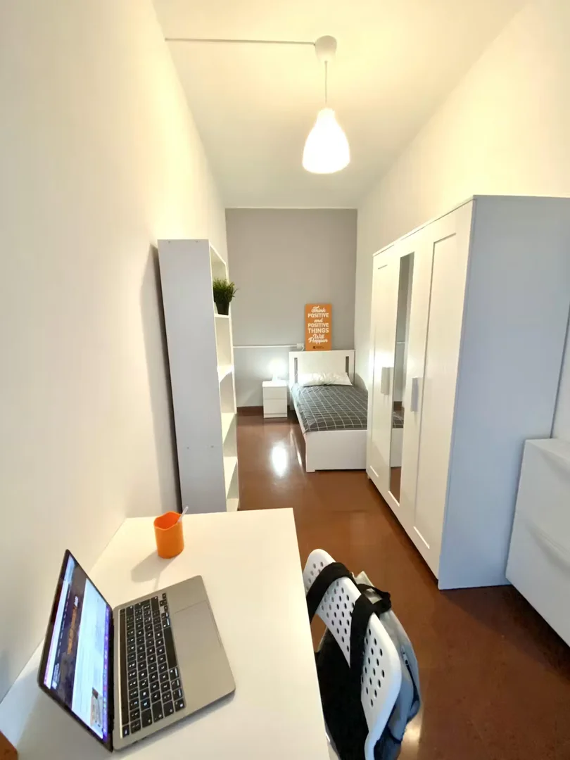 Habitación estudiantil luminosa y aireada con fácil acceso a la universidad en 