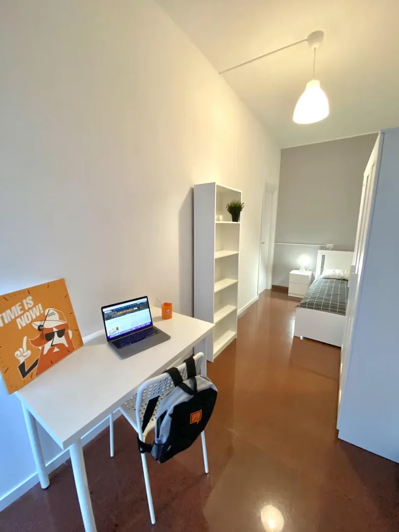 Habitación estudiantil amplia y cómoda en 