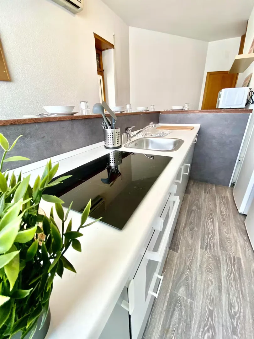 Habitación para estudiantes en  con área de estudio y facilidades compartidas