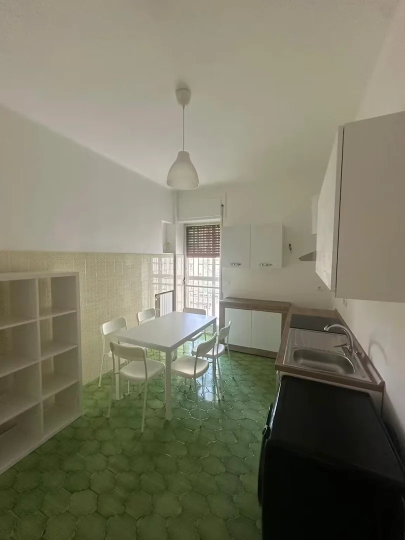 Funktionelles Studentenzimmer perfekt zum Studieren in