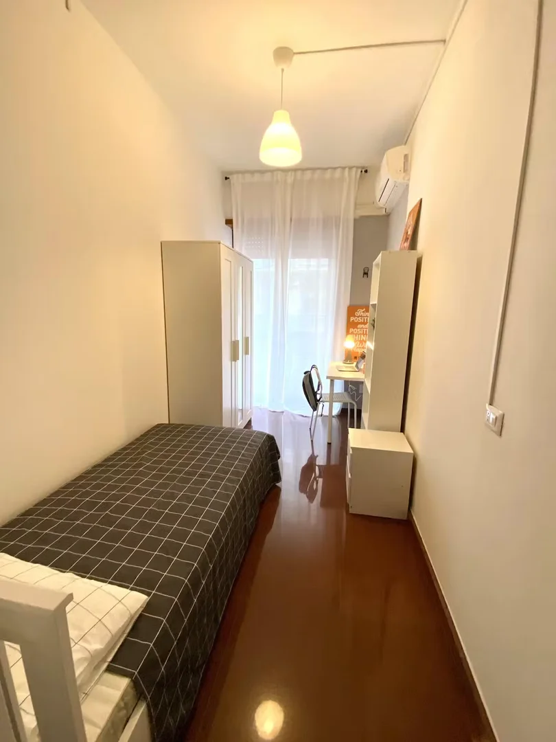 Funkcjonalny pokój studencki idealny do nauki w 