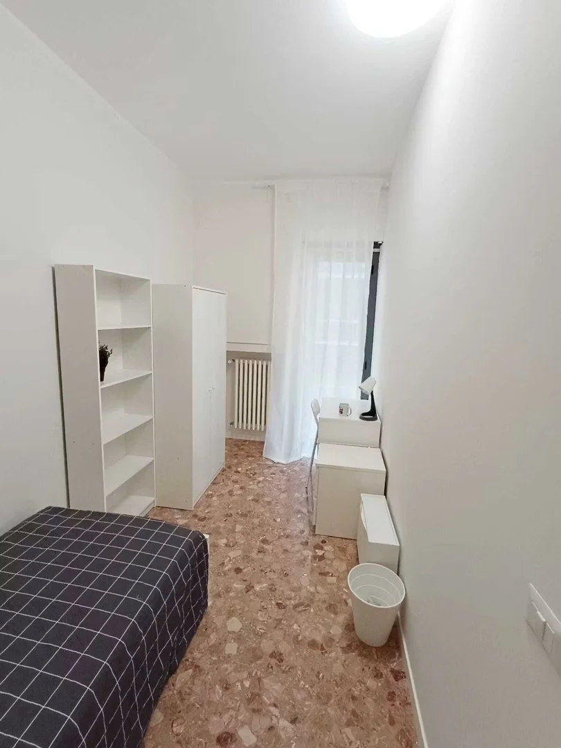 Habitación asequible para estudiantes con buena iluminación en 