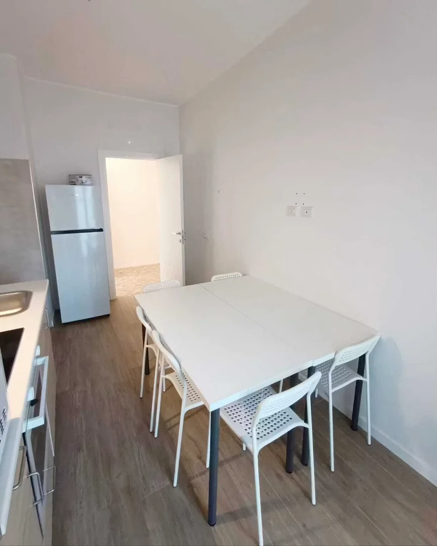Habitación estudiantil amplia y cómoda en 