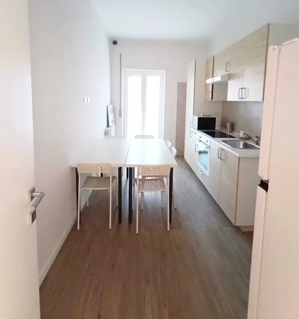 Habitación estudiantil funcional perfecta para estudiar en 