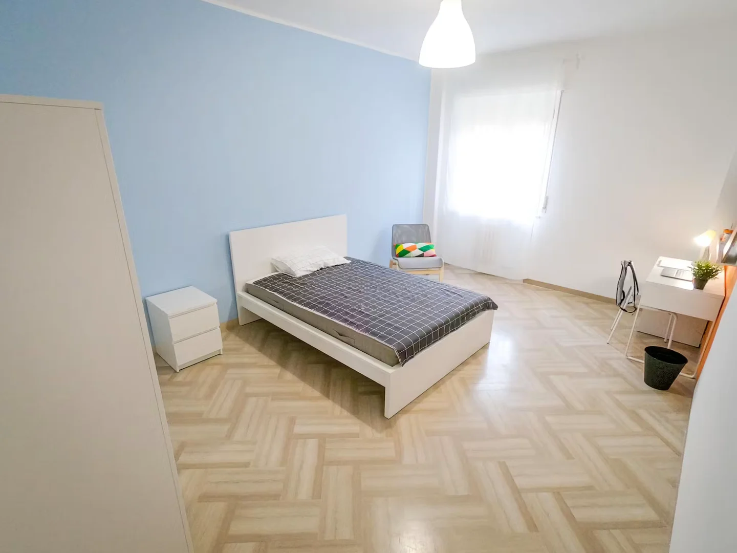 Quarto amigo do estudante em com comodidades modernas