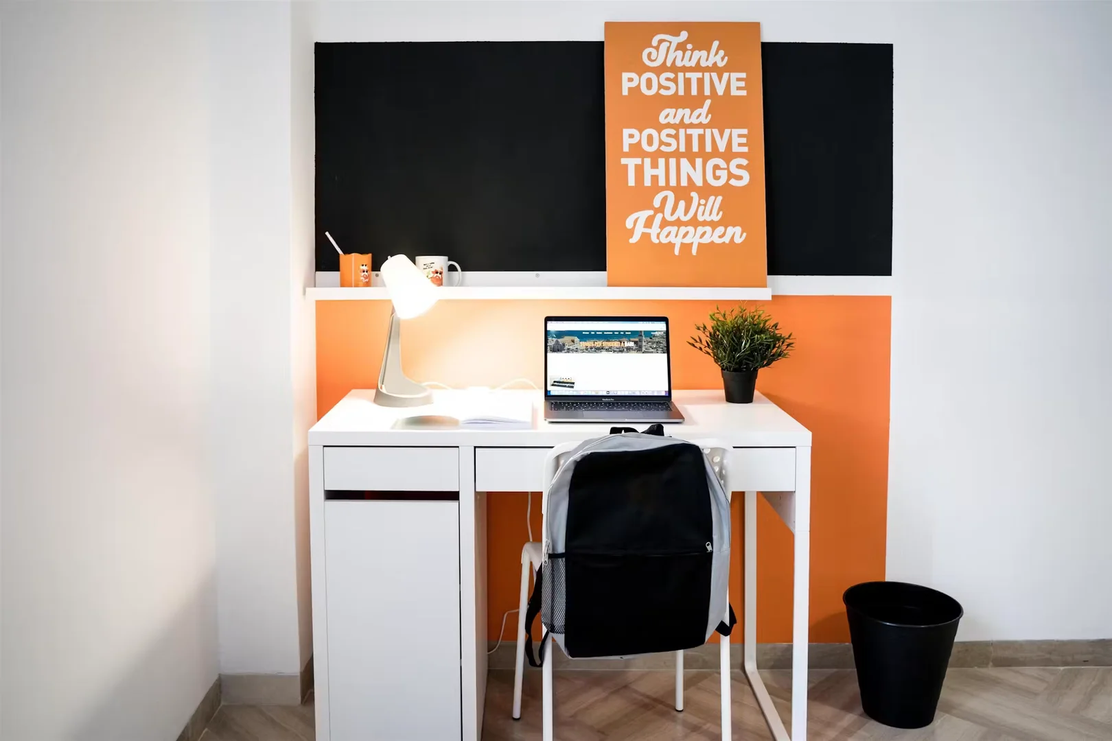 Quarto de estudante confortável e espaçoso em