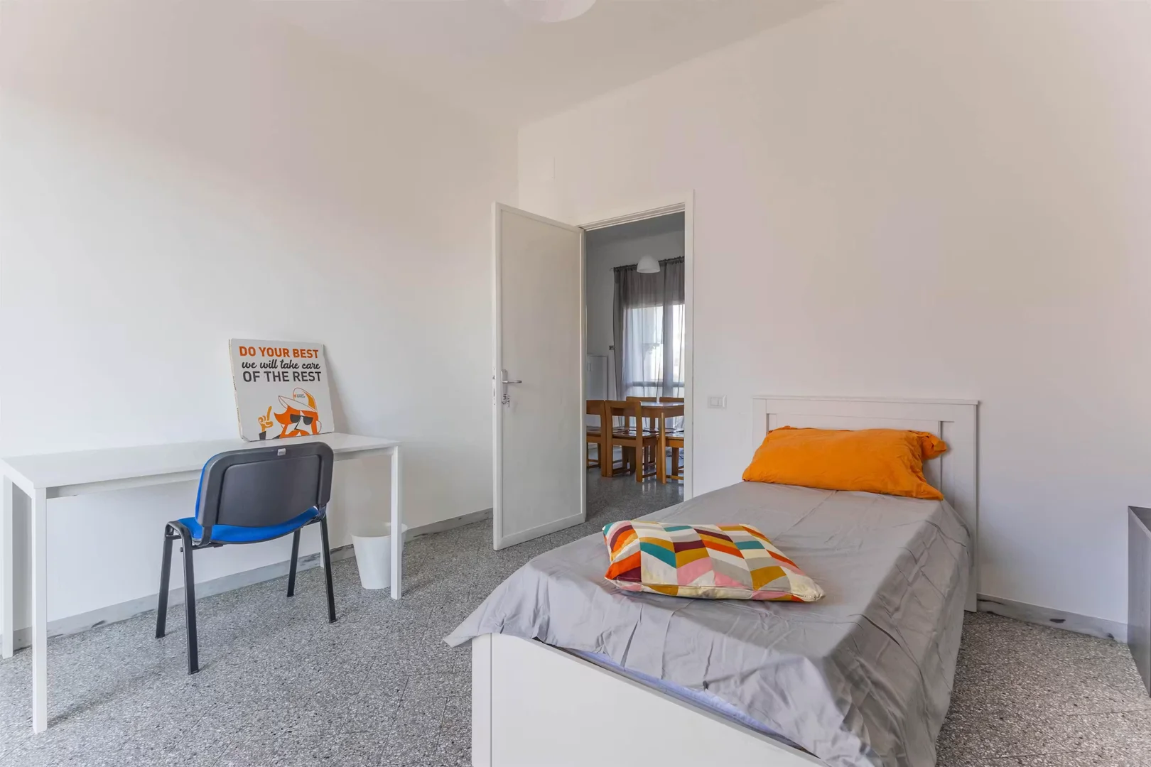 'de öğrenci dairesinde, tamamen mobilyalı kiralık oda