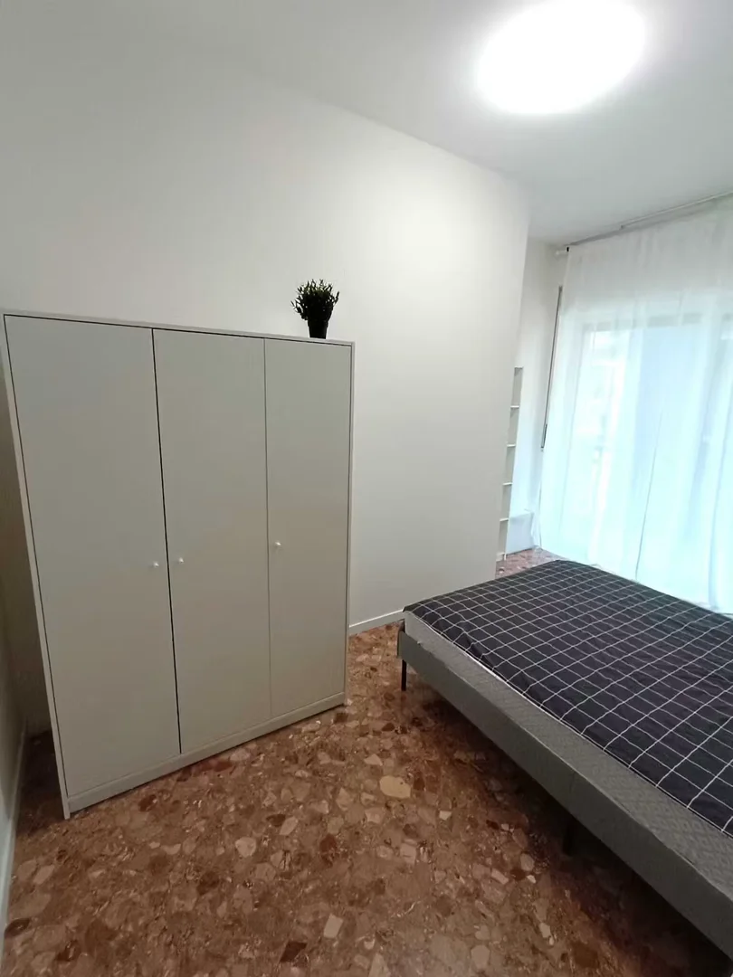 Quarto de estudante económico com localização conveniente em 