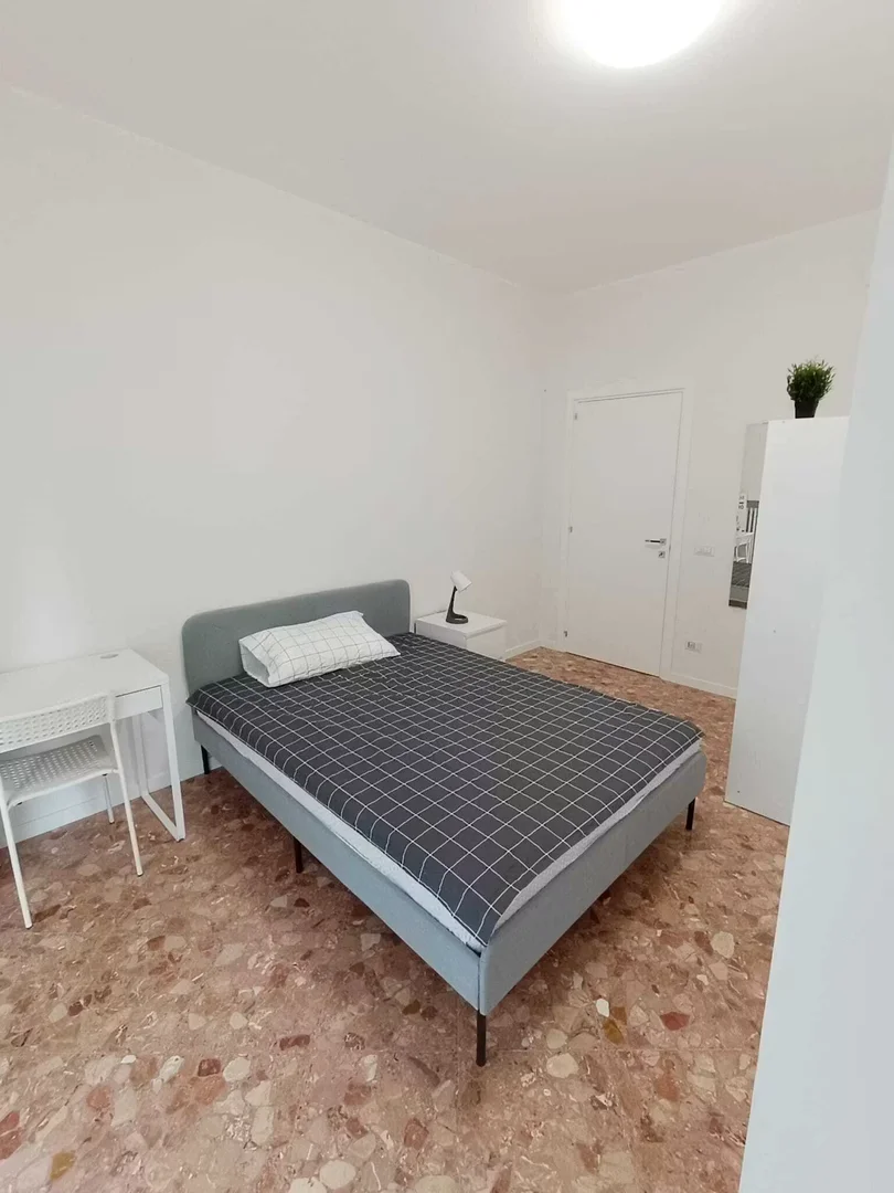 Quarto de estudante económico com localização conveniente em 