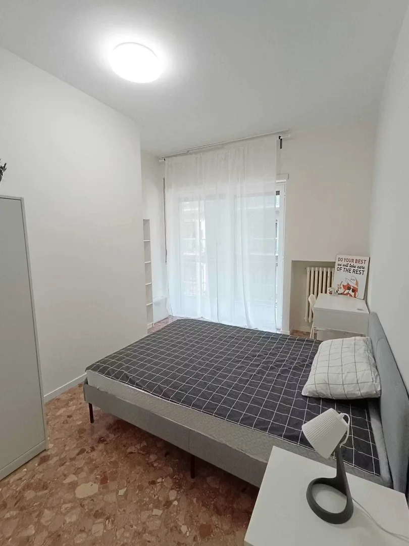 Quarto de estudante económico com localização conveniente em 