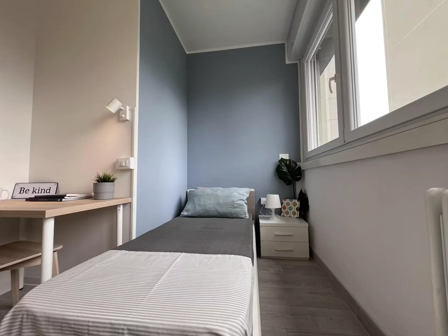 Economical student room with convenient location in