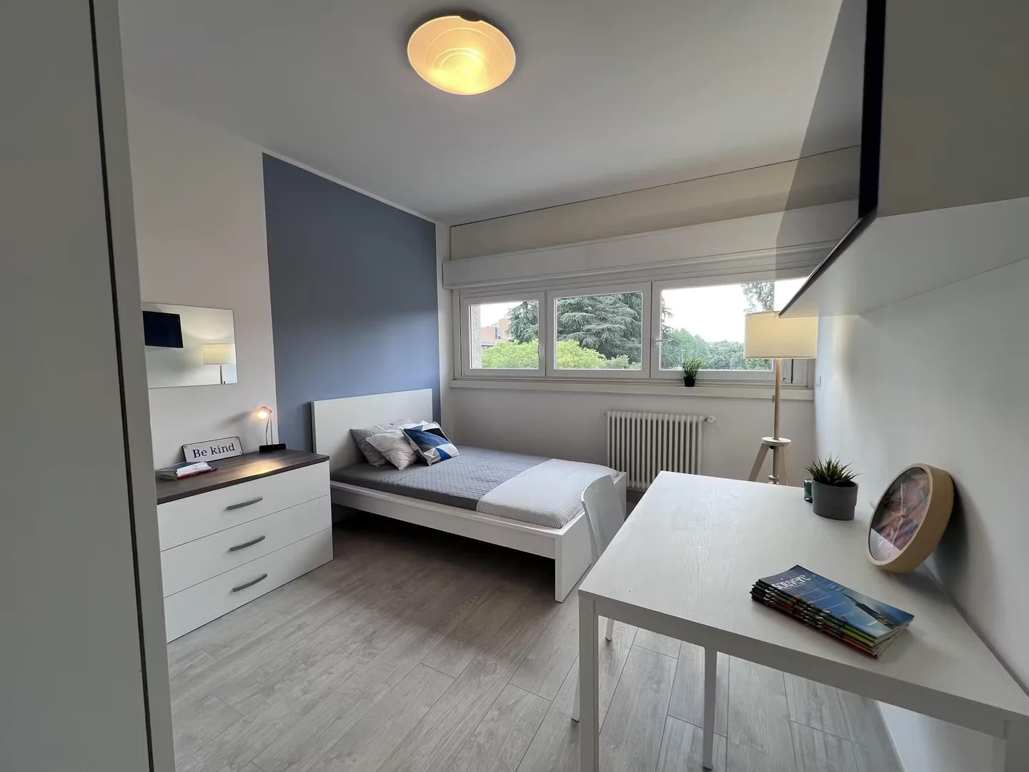 Habitación estudiantil funcional perfecta para estudiar en 