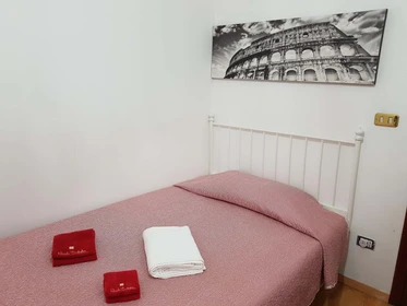 Cheap private room in Roma