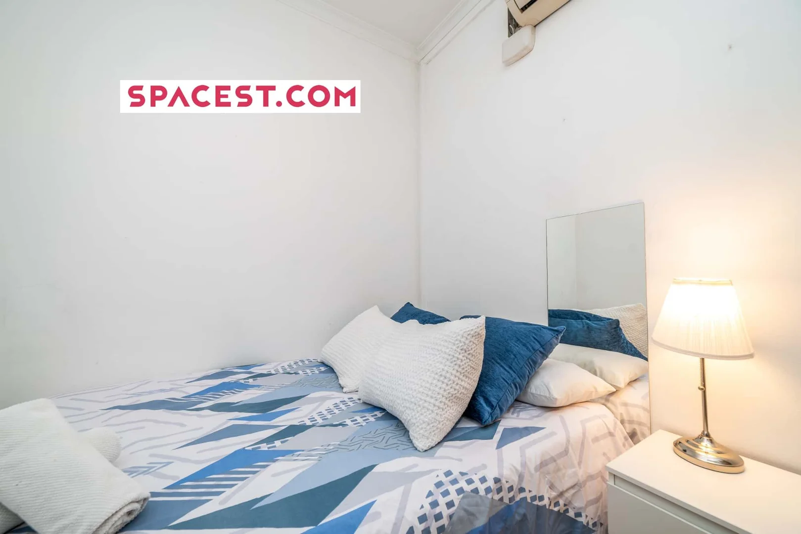 Habitación estudiantil funcional perfecta para estudiar en 