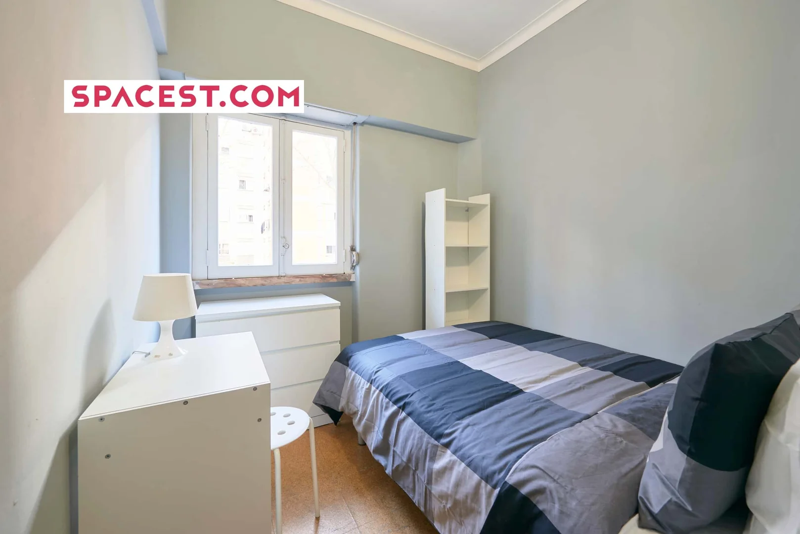 Habitación estudiantil amplia y cómoda en 
