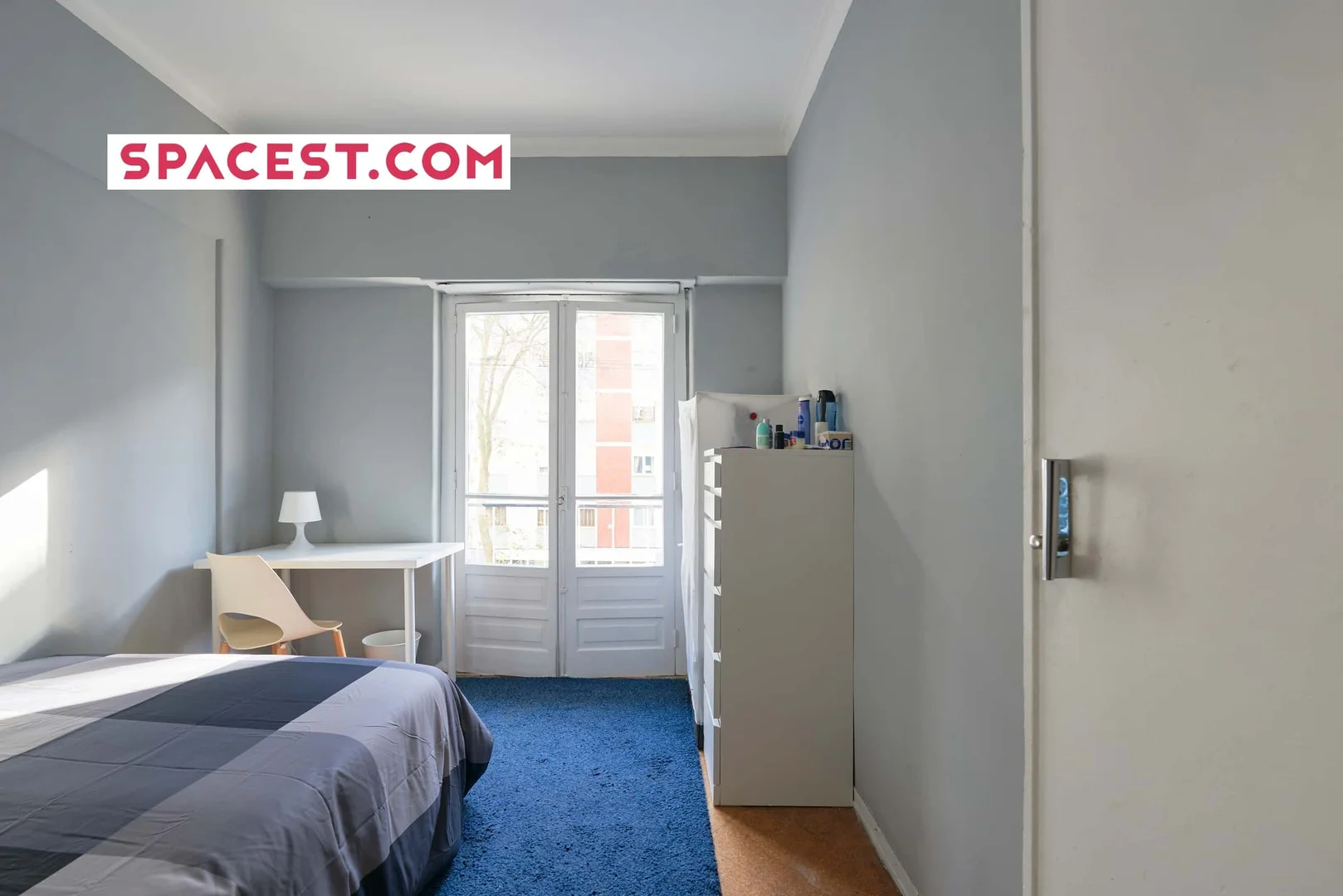 Habitación estudiantil funcional perfecta para estudiar en 