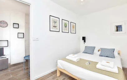 Dairenin tamamı konumu 6 Rue Pinel, 93200 Saint-Denis, France, 7 11 görüntüsü